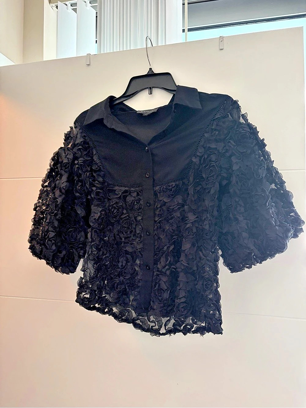 Gracia Flower Design Wing Collar Button-Down Shirt Black Size Small